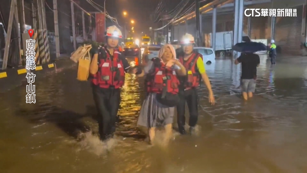 雨彈狂炸！　南投竹山道路成小河　女駕駛困路中央