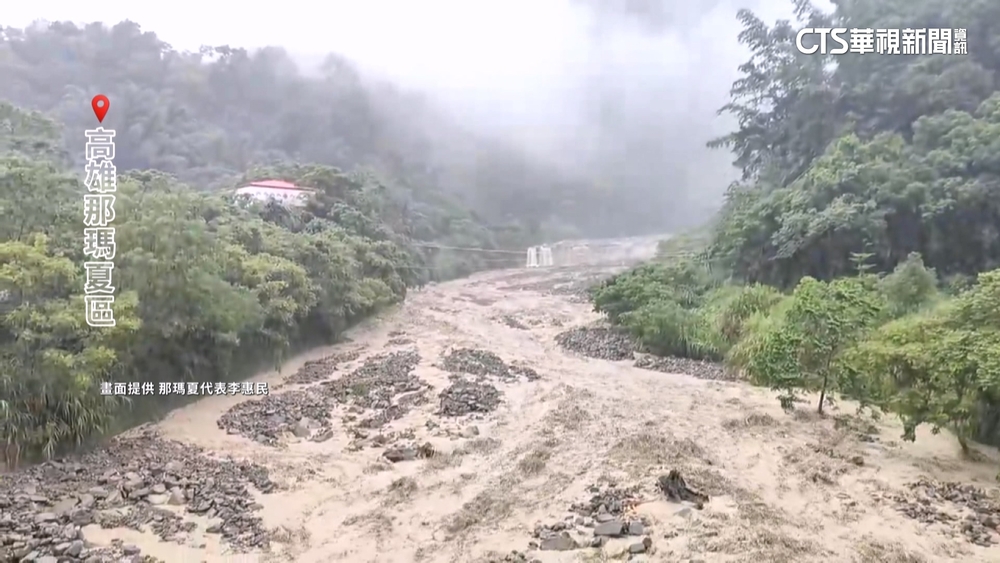 暴漲溪水淹過那瑪夏民生大橋　聯外道路禁行.居民受困