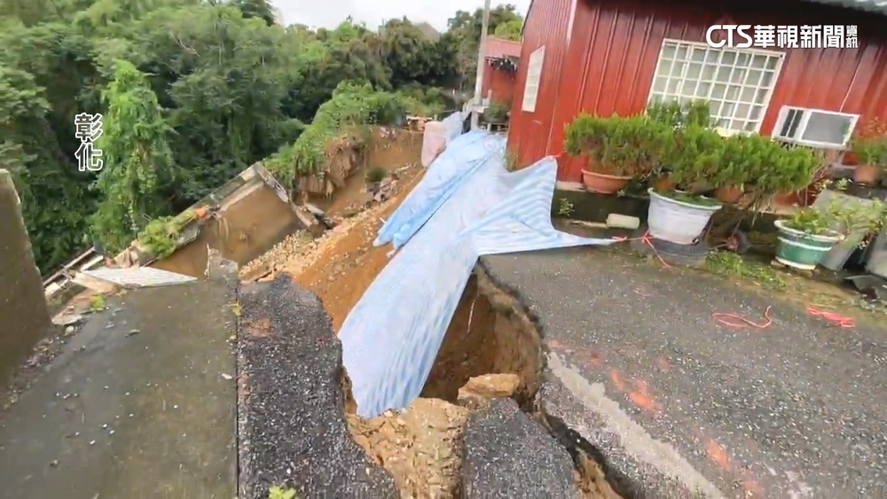 彰化芬園土石崩！　民宅前院消失　村長探視差30秒險送命