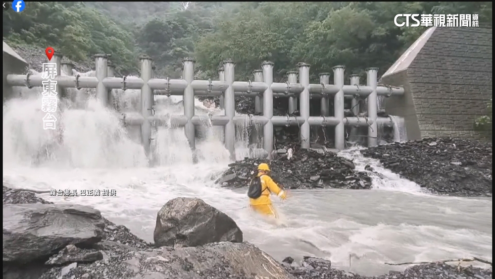 屏東大武村聯外便橋沖毀　霧台鄉長暴雨挺進山區送藥