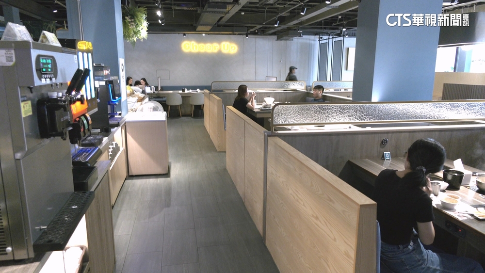 火鍋店寬敞成優勢　店租成本相對高　業者：需創新吸客