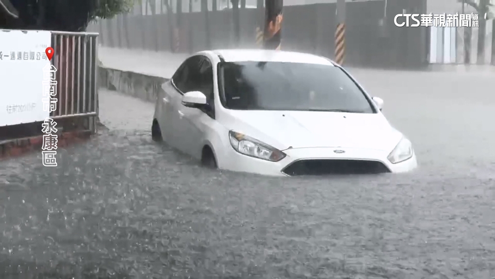 暴雨狂炸！台南「多地淹水」　民眾上班途中受困
