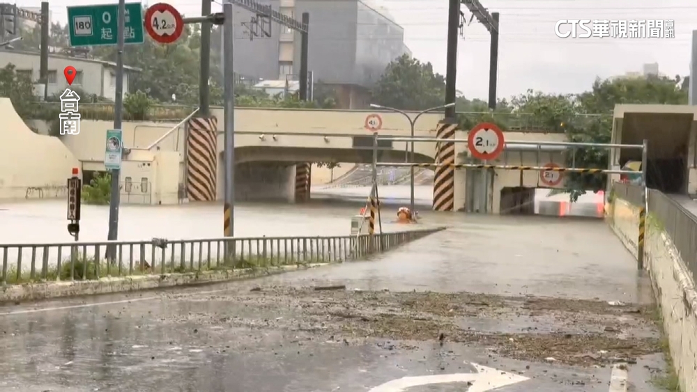 雨彈狂炸台南！　地下道變泳池.安南區水淹20公分