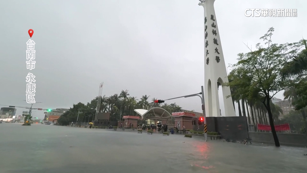 時雨量破百！台南崑山科大前水淹成河　店家浸水.車泡湯