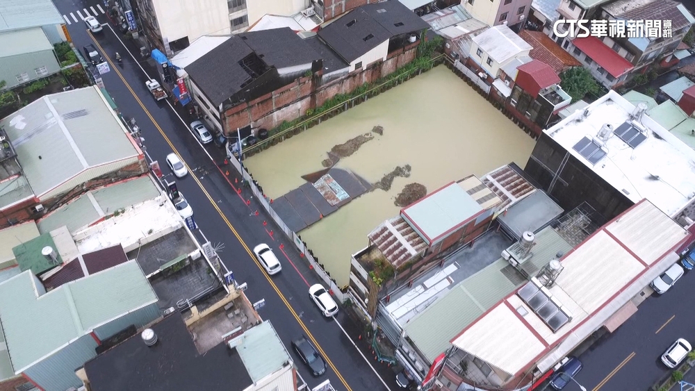 豪雨不斷水淹工地成水池　居民憂「擋土牆難撐」宅恐坍