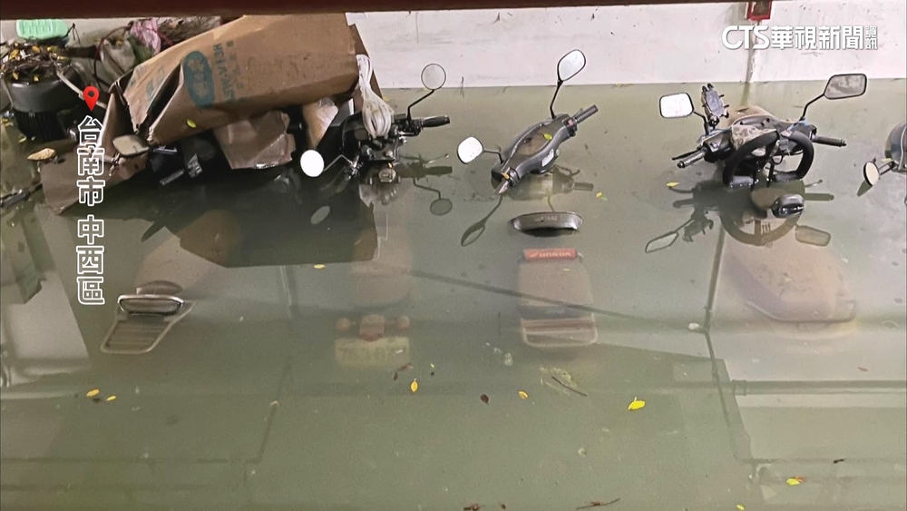 台南豪雨猛灌大樓停車場　數十輛機車慘遭滅頂