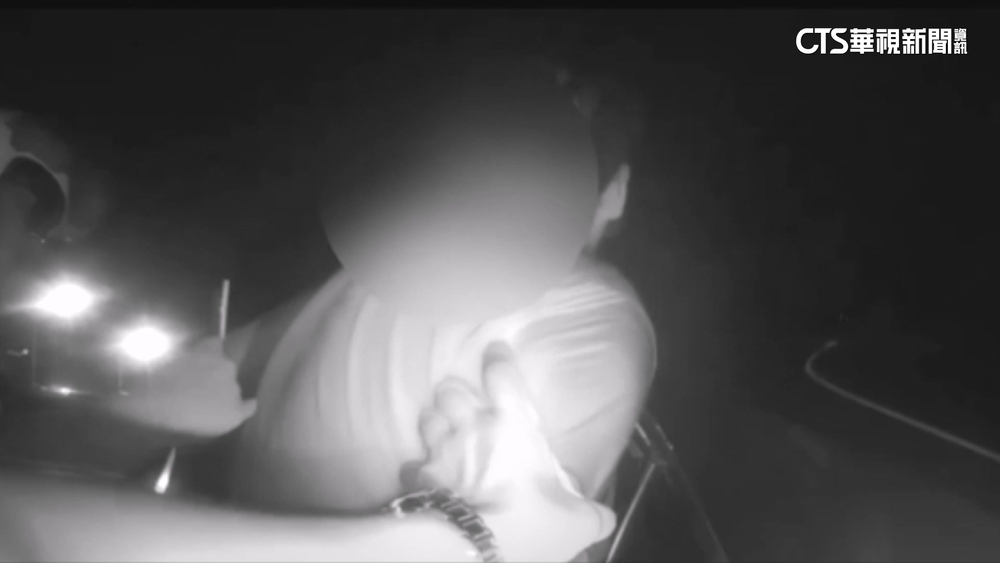 男假配合盤查突襲警逃逸　警負傷逮人查扣槍毒