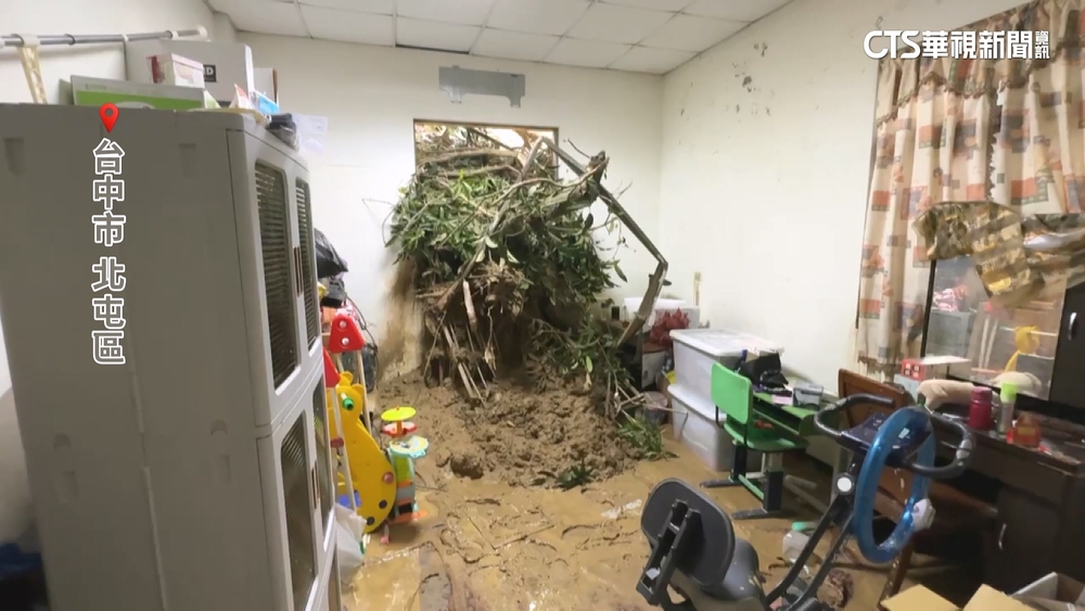 連日暴雨襲台中！泥堆.樹枝衝入山區三合院內　居民無奈
