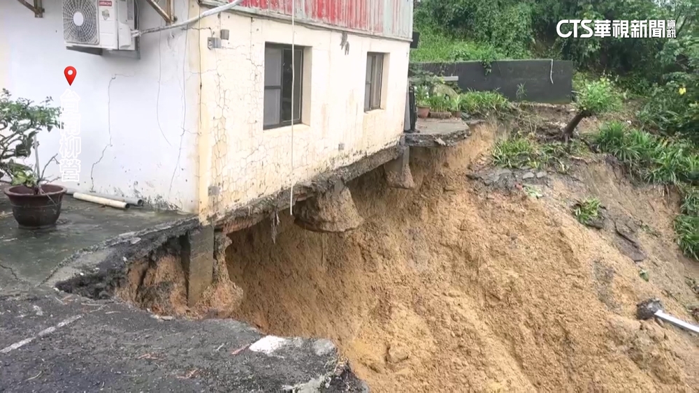 豪雨狂炸！　台南柳營民宅地基滑落「懸空10樓深」