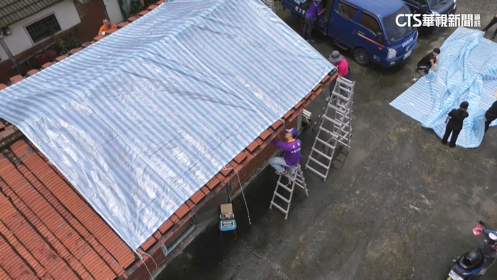 嘉南雨災屋頂破損慘重　裝修商自費500件帆布義援修繕