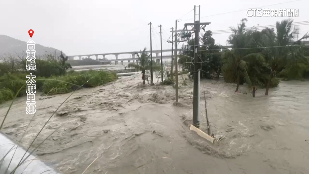 豪雨不斷！　太麻里「金崙溪」暴漲淹道路　大水直衝民宿