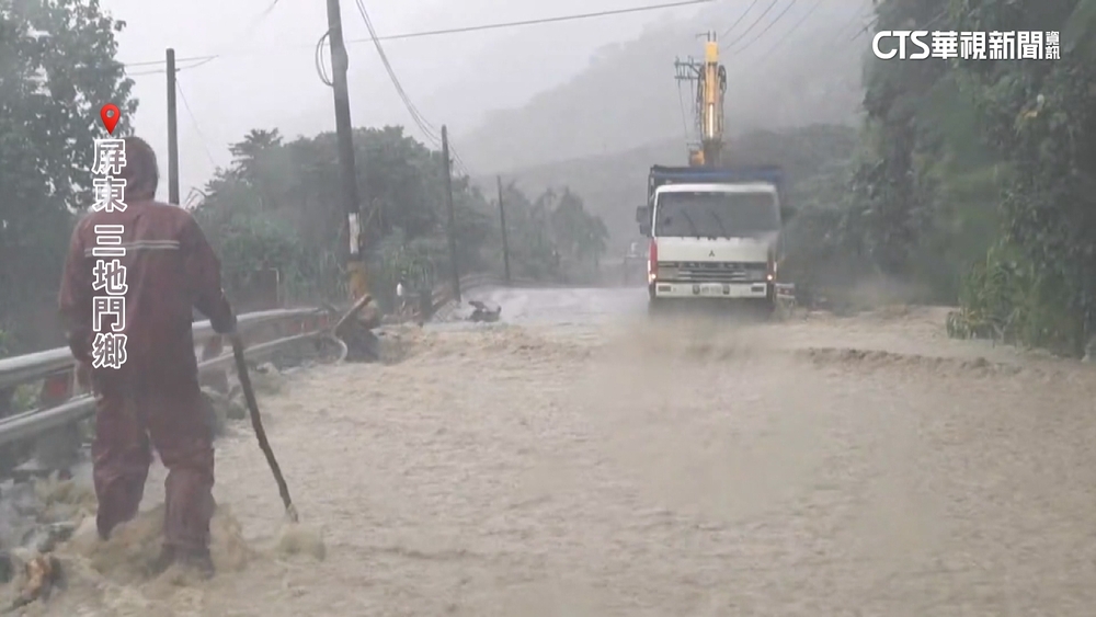 屏東三地門多處土石坍方　排水系統堵塞泥水淹沒道路