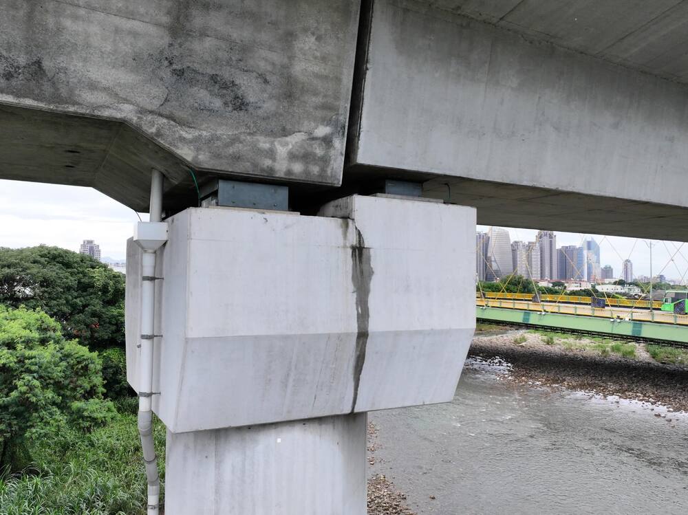 虛驚一場！網傳高鐵橋梁出現「裂痕」？　高鐵緊急澄清「是水痕」