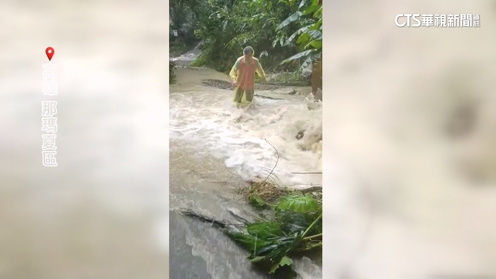 那瑪夏成孤島困1600人　「湍急水路」淹膝驚險運物資