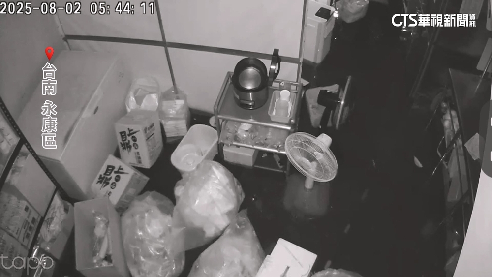 台南凌晨雨襲！　永康馬路成河道　10分鐘淹進屋