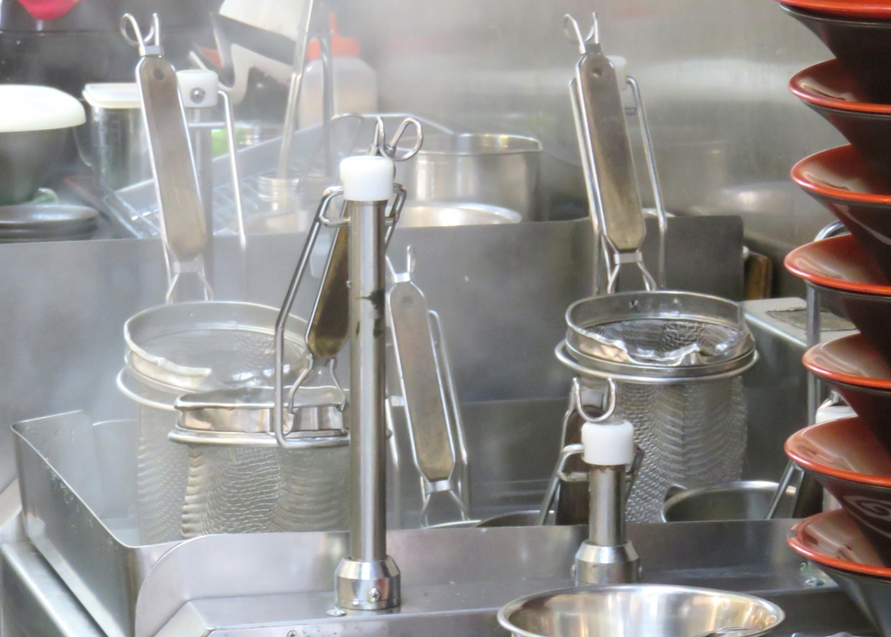 六旬婦人買麵「1行為」超噁！　一票人全傻眼：好沒水準