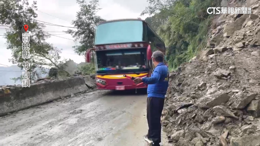 開到半路遇土石坍塌.樹木滑落　駕駛：嚇到尖叫