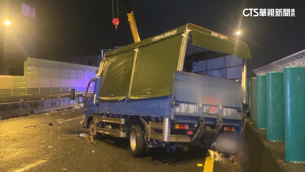 疑天雨路滑視線差　小貨車自撞護欄橫停車道