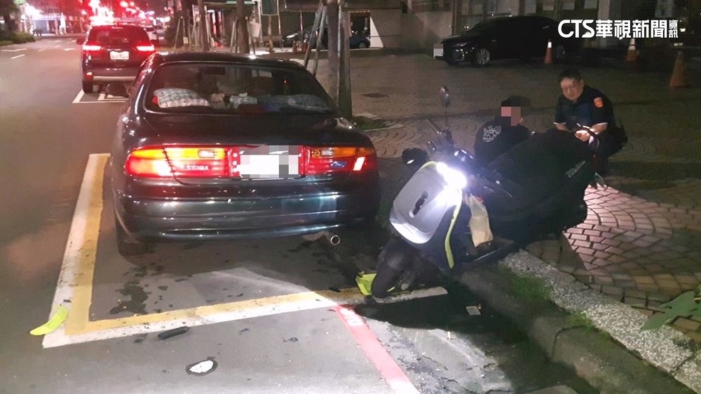 自撞路旁轎車　機車騎士酒測值超標送辦