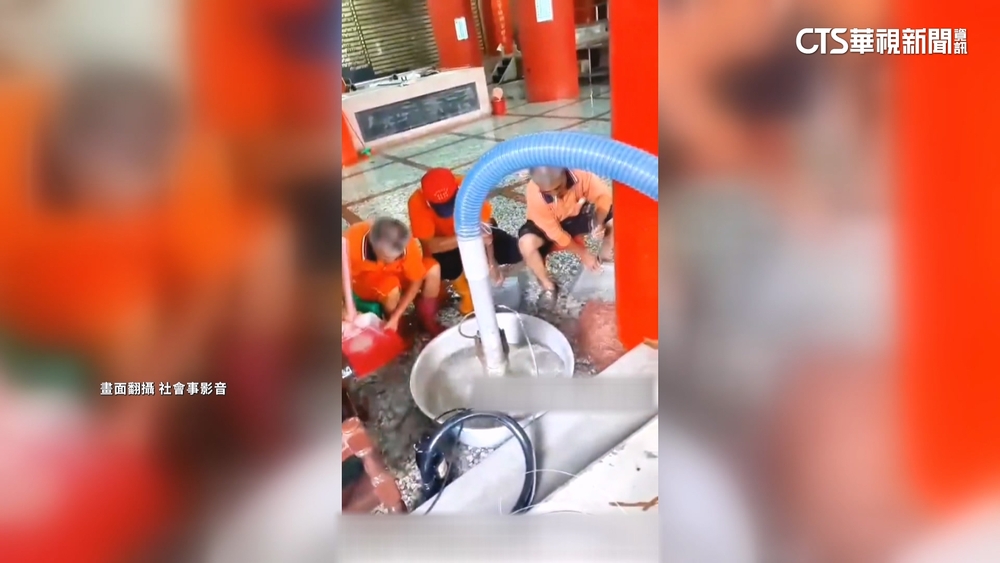 大雨淹進廟宇倉庫　廟方人員急用畚斗掃水