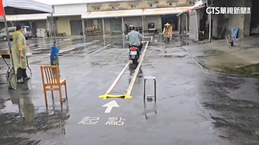 雨天騎車考駕難度增　60人雨衣上陣逾半不過關
