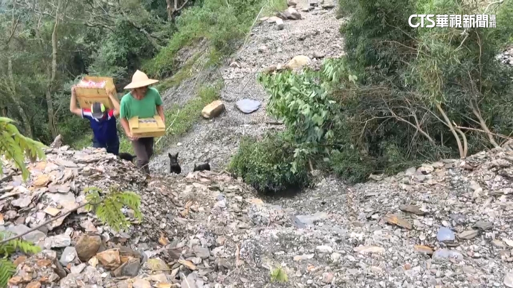 三地門大社部落聯外道路中斷　族人徒步送物資