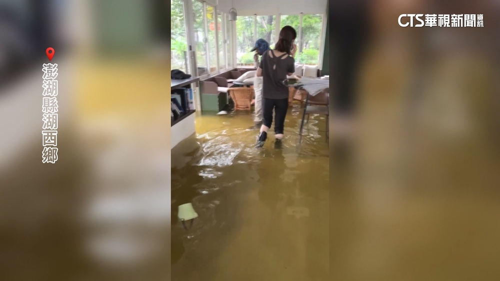 豪雨襲！澎湖網紅咖啡廳慘泡水　淹至小腿肚