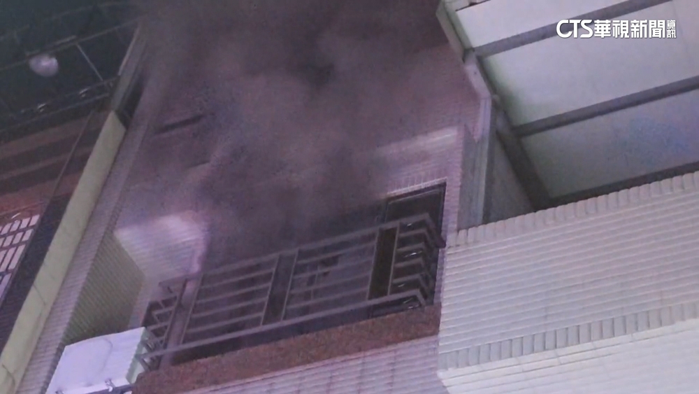 除濕機竄火冒濃煙瀰漫巷弄　全家緊急逃生