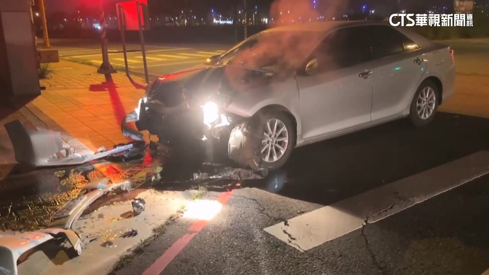 轎車未減速自撞橋墩　駕駛一度受困送醫