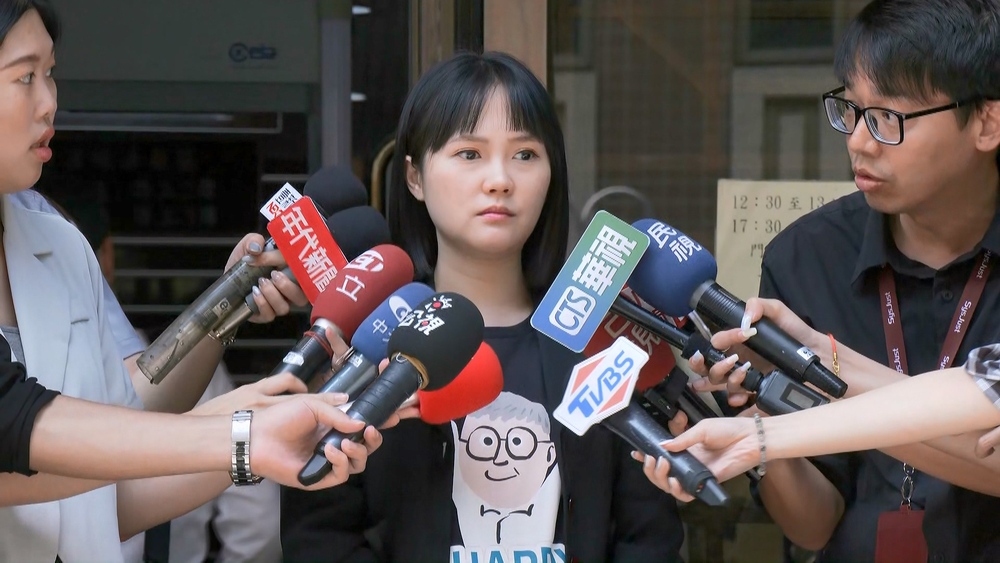 身穿生日T-shirt慶祝柯文哲66大壽　吳怡萱嘆：遺憾的是生日要看到鍾小平