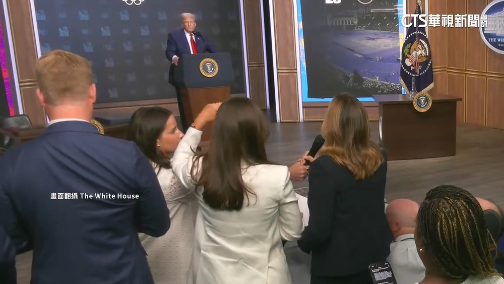 川普記者會飄煙硝味　CNN記者遭搶麥克風