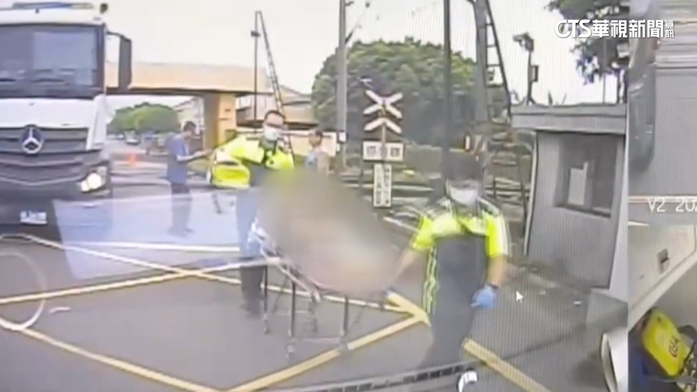 貨物卡電線！駕駛爬車頂排除「觸電摔落」　雙腳燒燙傷