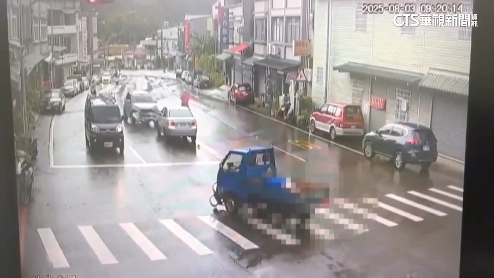 闖紅燈失控衝對向車道　休旅車遭撞「倒退」20公尺