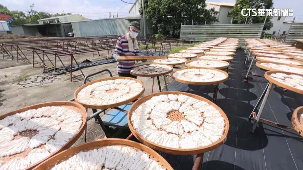 太陽終於露面！　台南關廟麵業者趕工曬製拚出貨