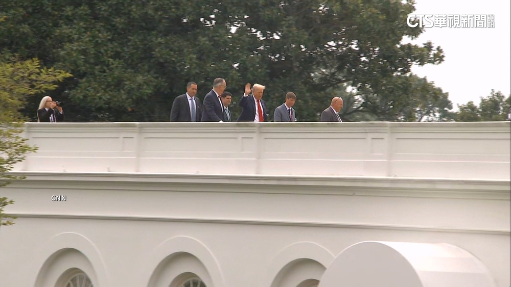 高空記者會？　川普無預警出現白宮屋頂　媒體急訪