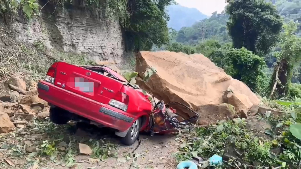 苗栗泰安山區落石崩塌　巨石砸中轎車「車體變形」2人慘死
