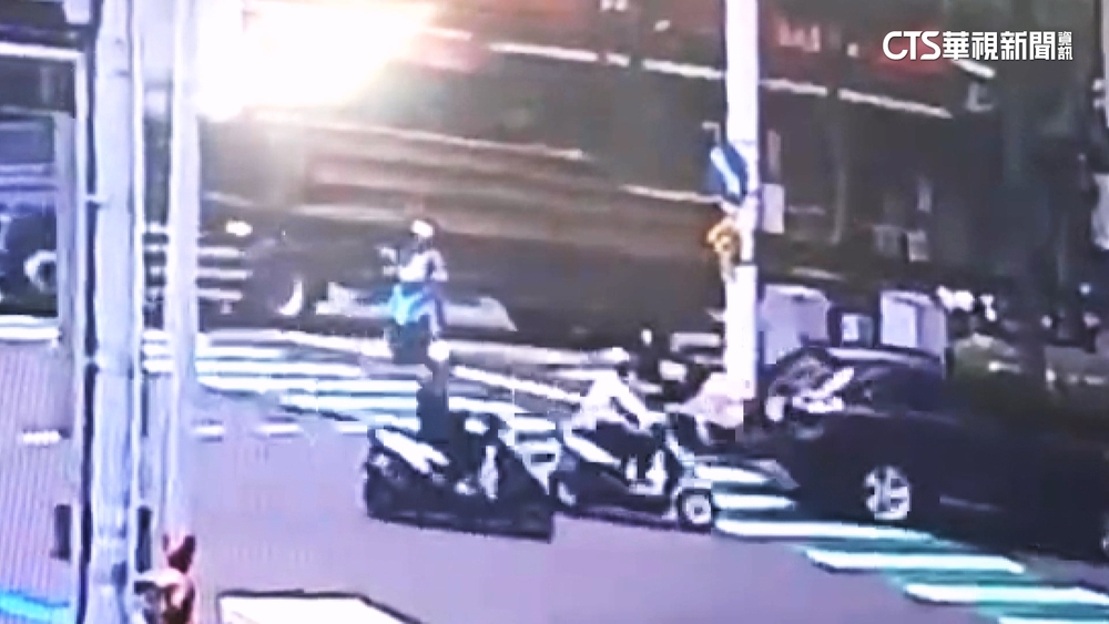 曳引車載「超長」H型鋼狠掃騎士　警：最高罰1.8萬元