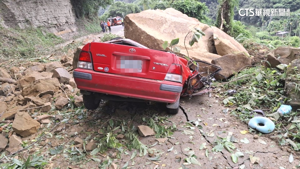 苗栗泰安山區巨大落石砸車！　2人傷重不治