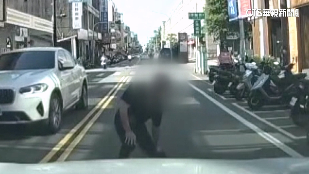 開車載孩上學疑遇「假車禍」　男自摔倒地拍窗理論
