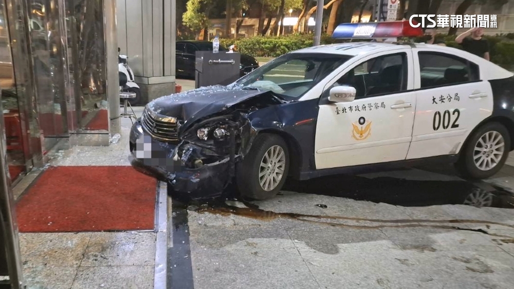 警車趕赴支援疑剎車失靈　失控撞大樓波及2民眾