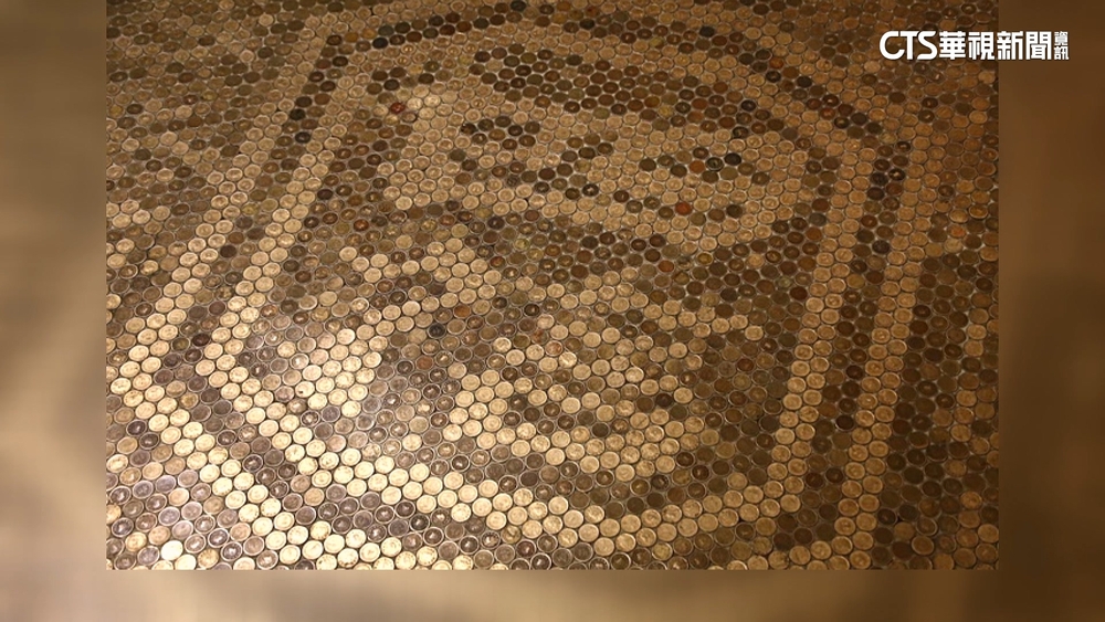 貼滿地板.牆面「財氣滿滿」　台中四信「1元錢幣網美牆」成打卡熱點