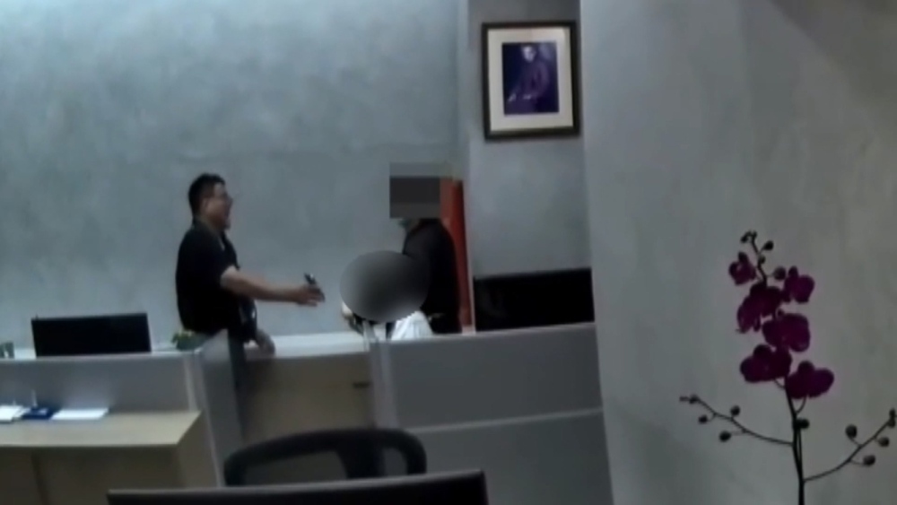 男闖台中法鼓山寶雲寺「持刀挾持女員工」　柔道冠軍警奪刀壓制！驚險對峙畫面曝