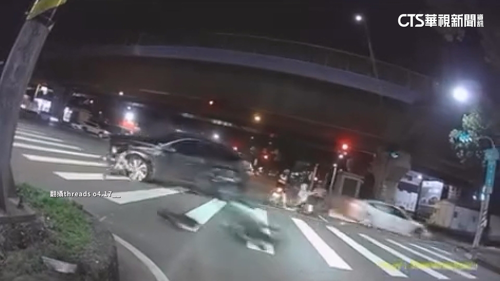 驚險影曝！闖燈釀6傷　2車路口碰撞　失控波及3騎士