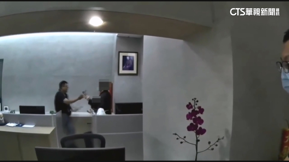 男持刀闖佛寺挾持女員工　「柔道冠軍警」奪刀壓制