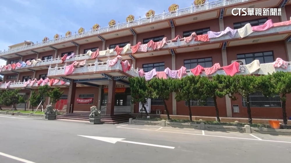 連日陰雨終放晴！　彰化福安宮香客大樓現「曬被奇景」