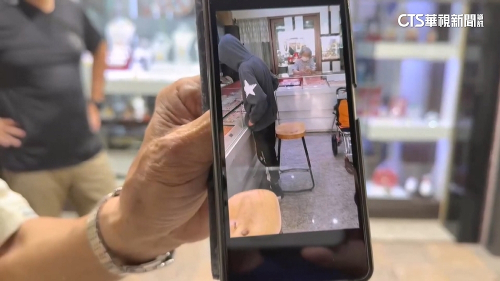 佯稱買禮物！男噴老闆娘辣椒水搶70萬金飾　警全力追緝