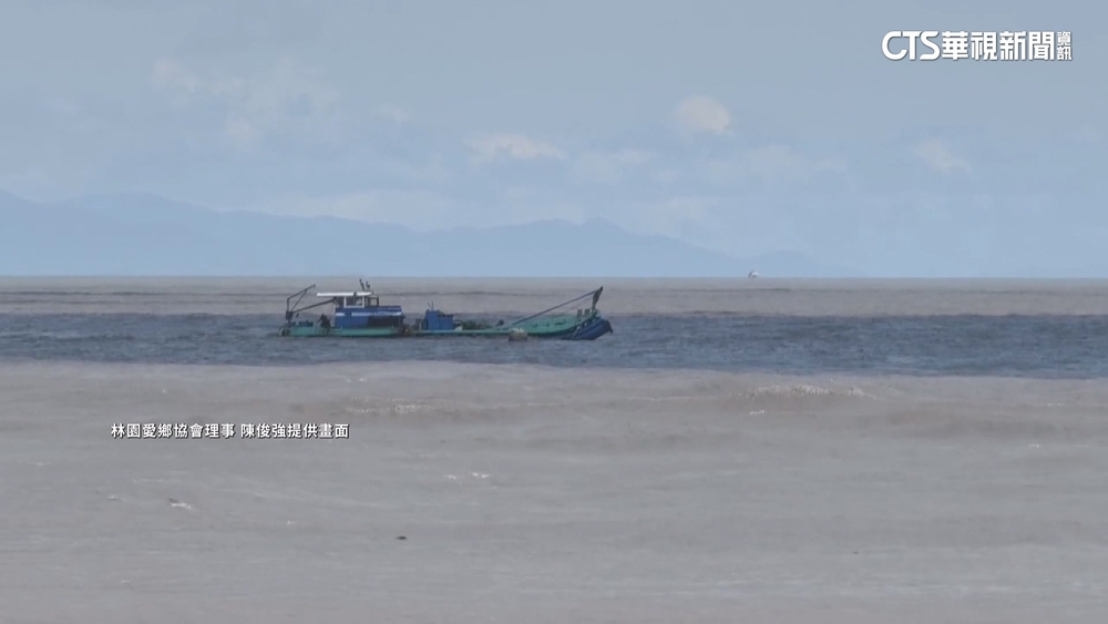 豪大雨後高屏溪口陰陽海再現　漁民忙撈「曬中蝦」