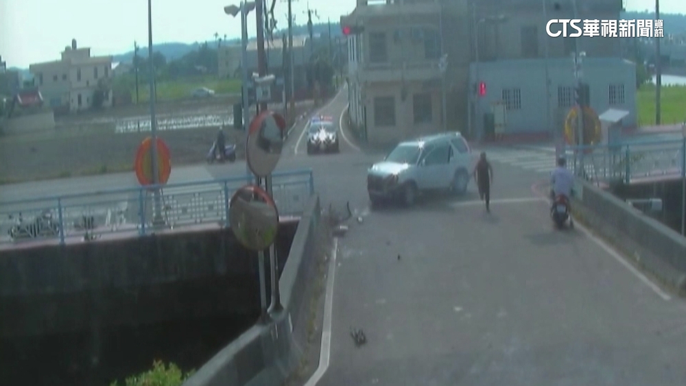 苗栗鄉間小道警匪追逐！　通緝犯闖紅燈拒檢撞傷騎士