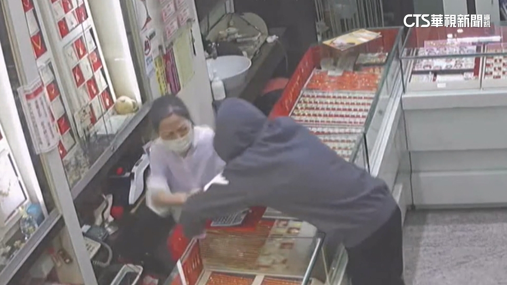 謊稱要送父親節禮物　嫌持「辣椒水」攻擊行搶銀樓