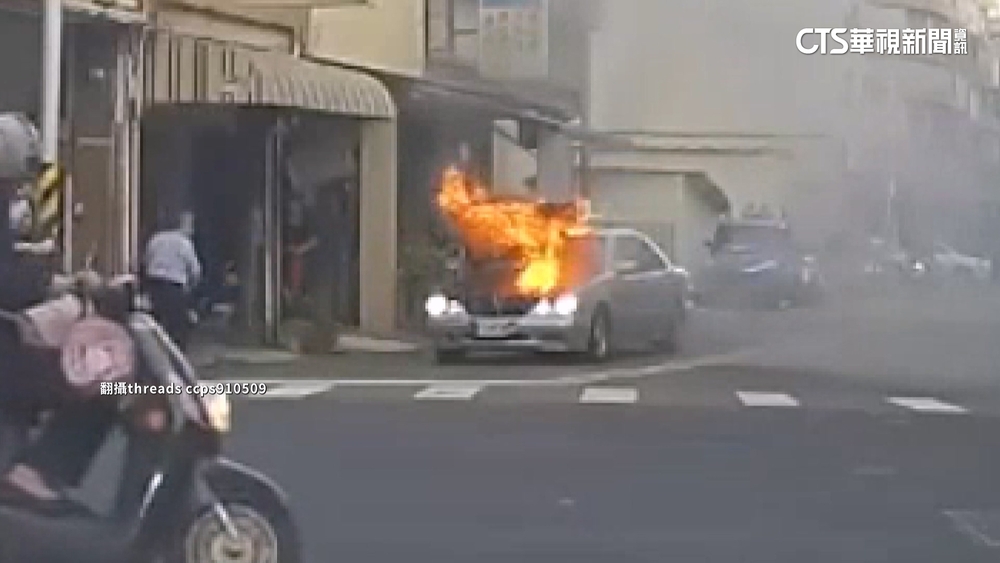 煤氣行在旁邊...　汽車引擎蓋突竄火　駕駛驚險逃